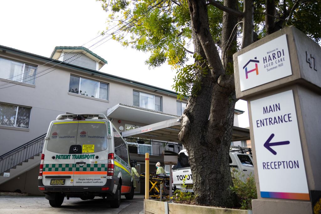 Ambulancias llegan de urgencia con pacientes Covid-19 a un hospital de Sídney
