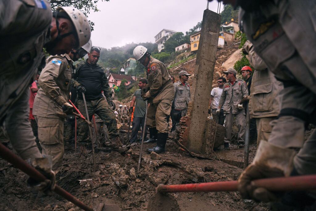 Rescatistas buscan sobrevivientes entre los escombros en Petrópolis