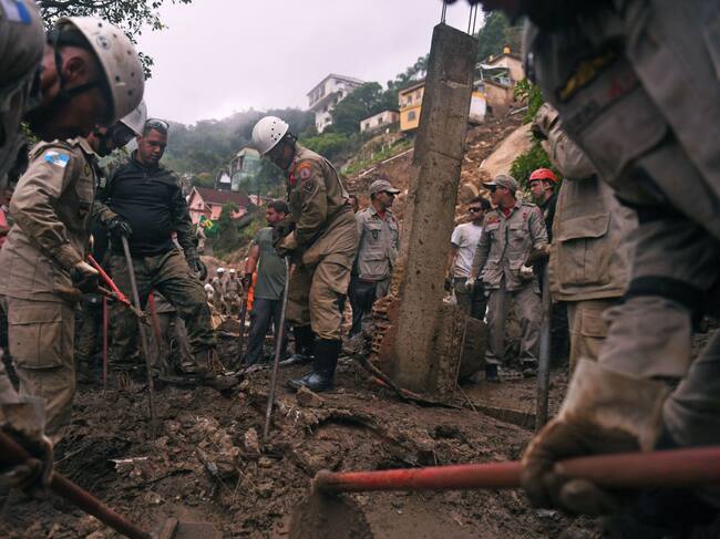 Rescatistas buscan sobrevivientes entre los escombros en Petrópolis
