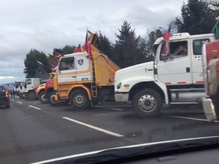 Con bocinazos y alta congestión: Así se vive la movilización de los camioneros en el puente Toltén en La Araucanía