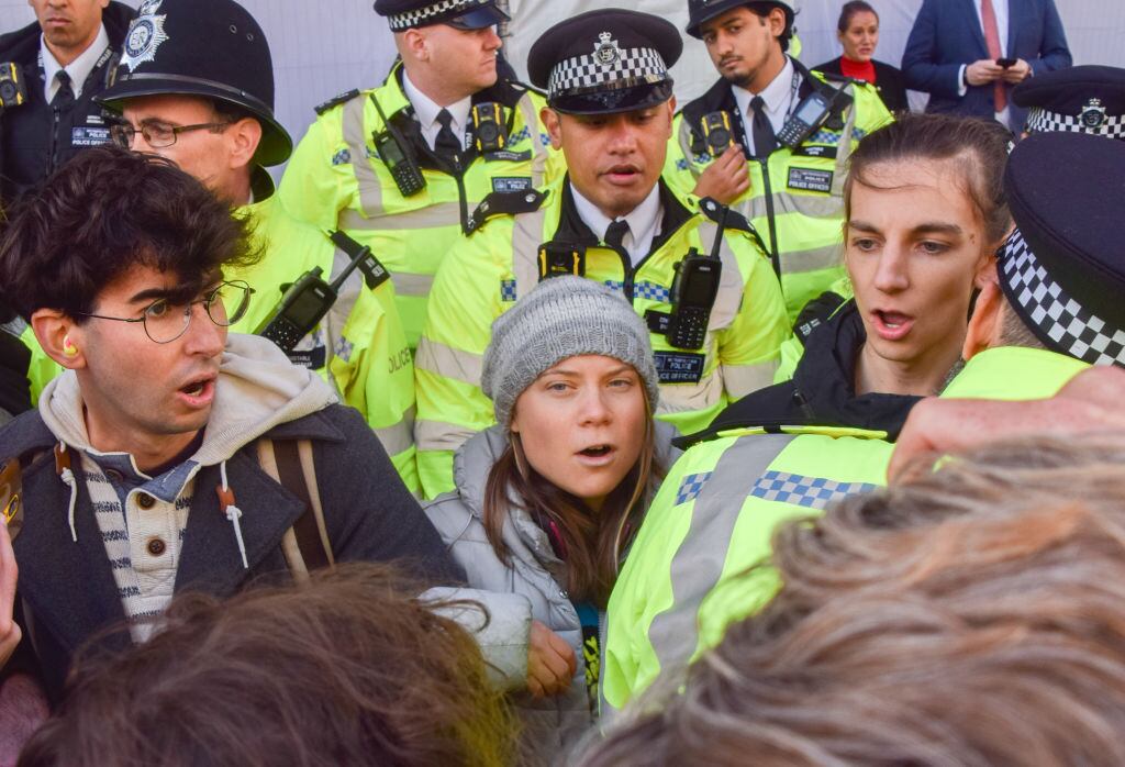 La activista Greta Thunberg rodeada de policías del Reino Unido