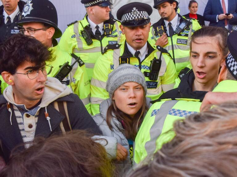 La activista Greta Thunberg rodeada de policías del Reino Unido