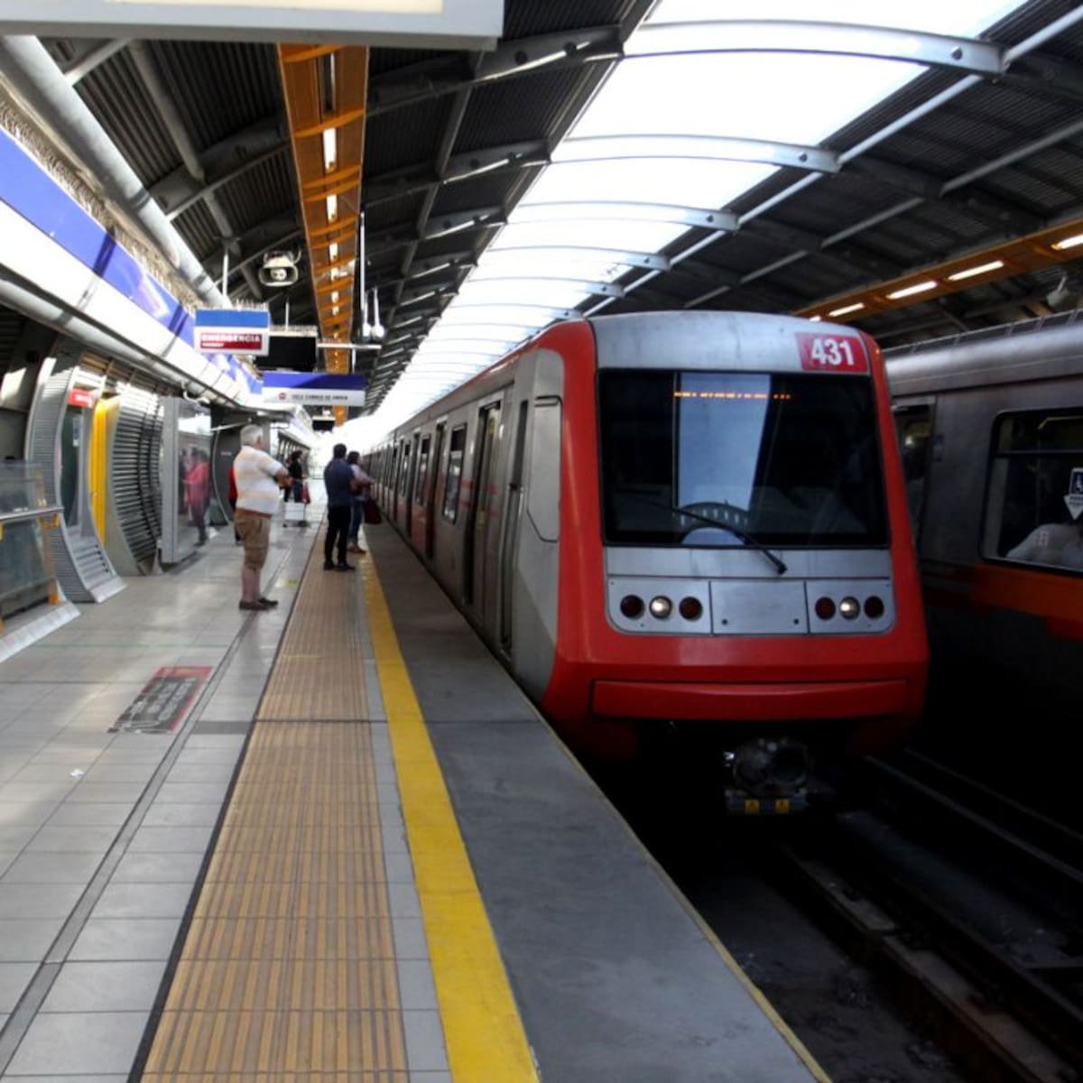 Emergencia médica obliga a suspender gran parte de la Línea 4 del Metro de Santiago