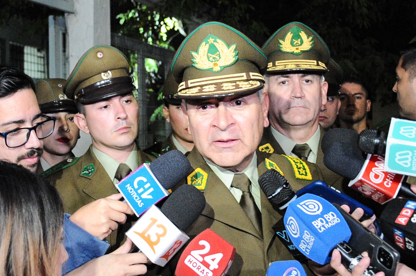 11 DE ABRIL DEL 2024 / SANTIAGO
El General Director de Carabineros, Ricardo Yáñez, entrega declaraciones a la prensa durante el velorio del Teniente de Carabinero Emanuel Sanchez, quien fue asesinado en la comuna de Quinta Normal, tras repeler una encerrona.
FOTO: VICTOR HUENANTE / AGENCIAUNO