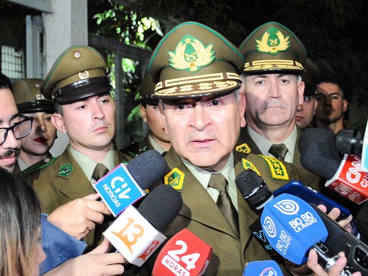 11 DE ABRIL DEL 2024 / SANTIAGO
El General Director de Carabineros, Ricardo Yáñez, entrega declaraciones a la prensa durante el velorio del Teniente de Carabinero Emanuel Sanchez, quien fue asesinado en la comuna de Quinta Normal, tras repeler una encerrona.
FOTO: VICTOR HUENANTE / AGENCIAUNO