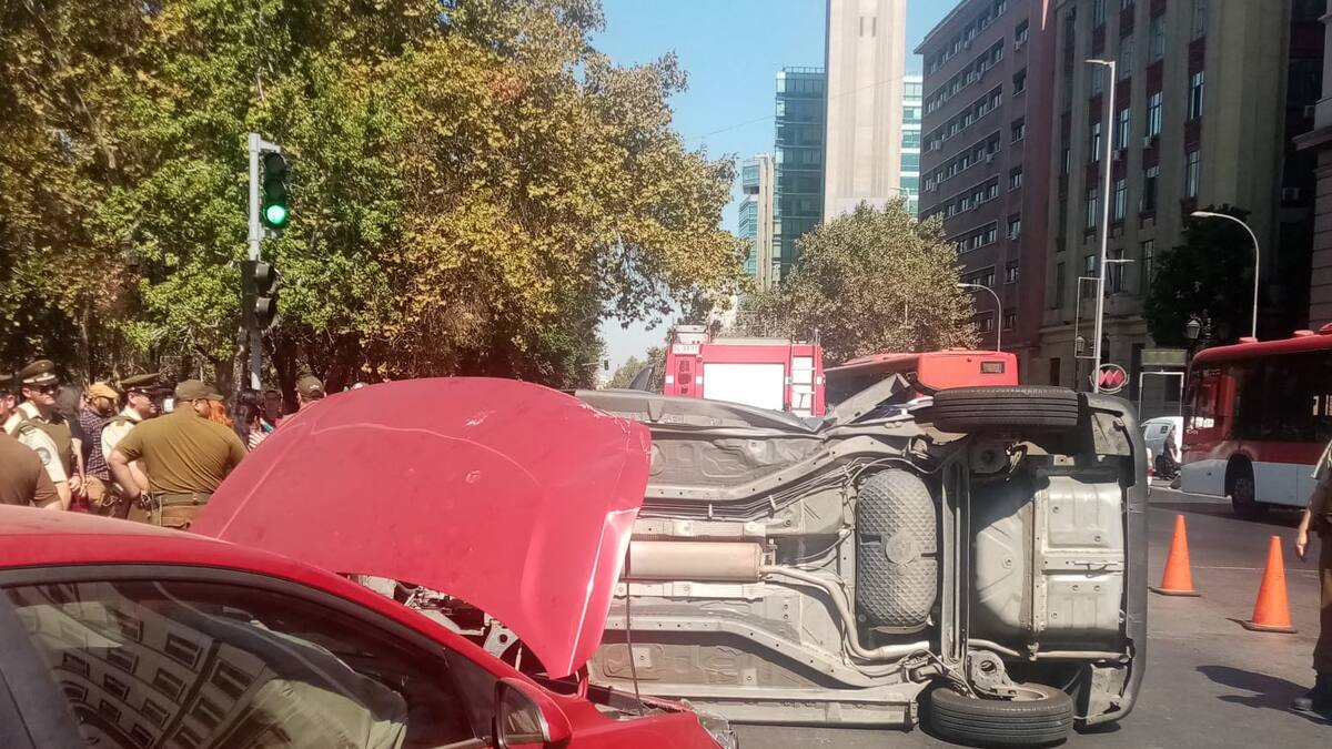 Automóvil vuelca frente a La Moneda y deja cuatro lesionados
