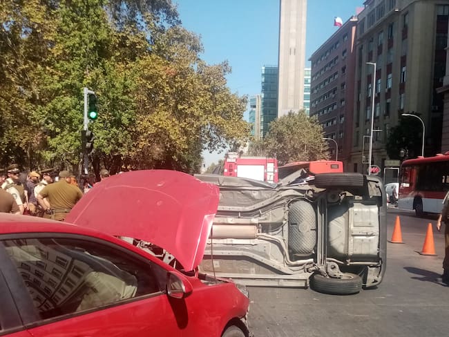 Automóvil vuelca frente a La Moneda y deja cuatro lesionados