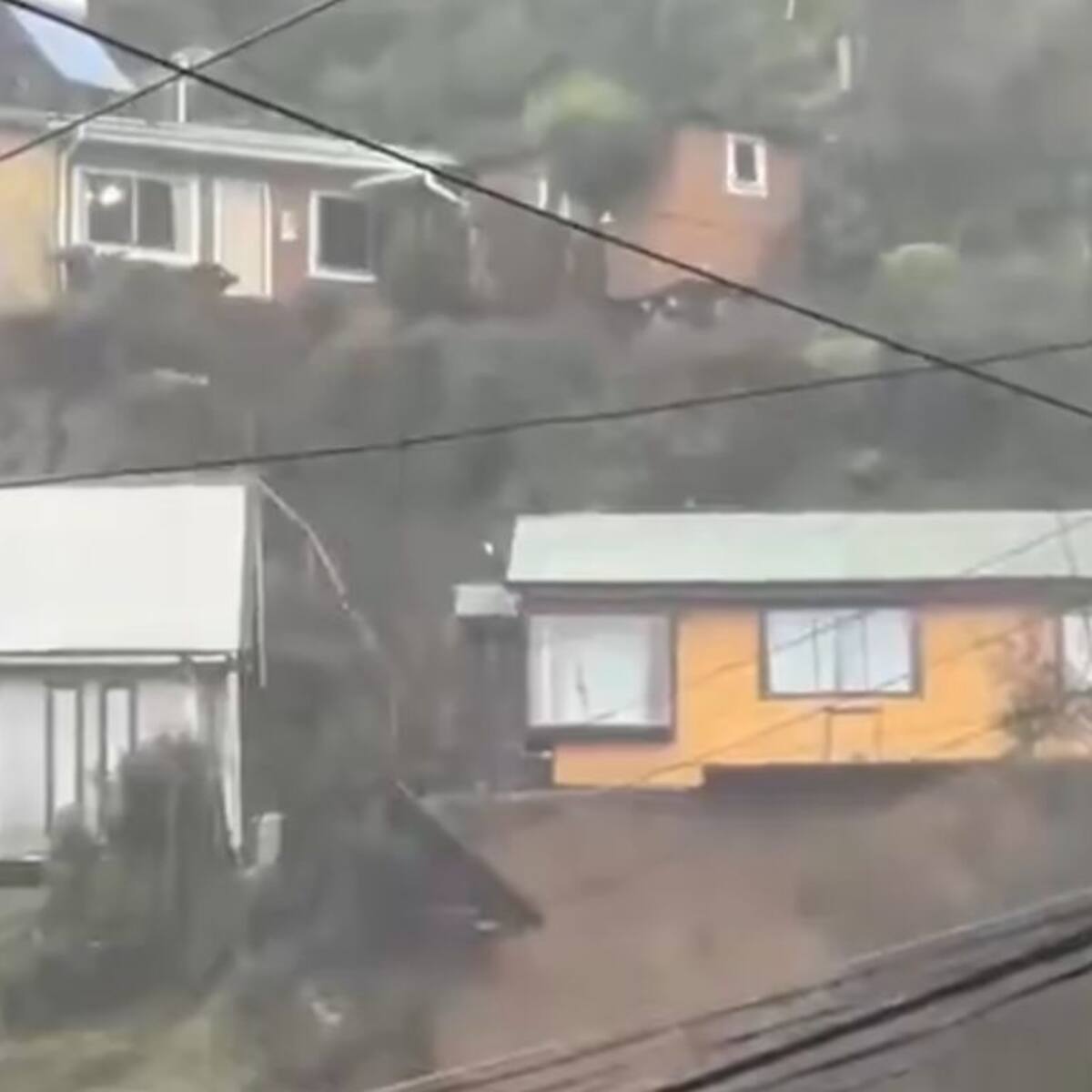 Emergencia en Corral: reportan casas al borde del colapso por deslizamientos de tierra