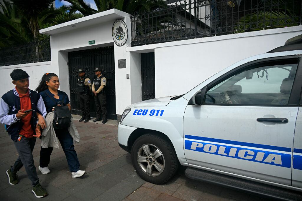 La policía de Ecuador mantiene en la ciudad de Quito la vigilancia de la embajada de México, luego de que fuera invadida por sus fuerzas de seguridad.