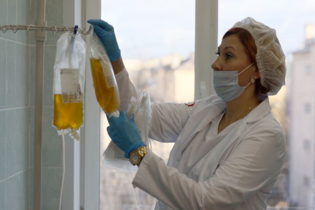 Enfermera prepara un plasma para atender a pacientes en Moscú