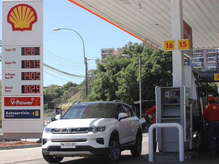 Tras confirmar alza en combustibles: así han variado los precios de la bencina de 93 y 97 octanos en 2025