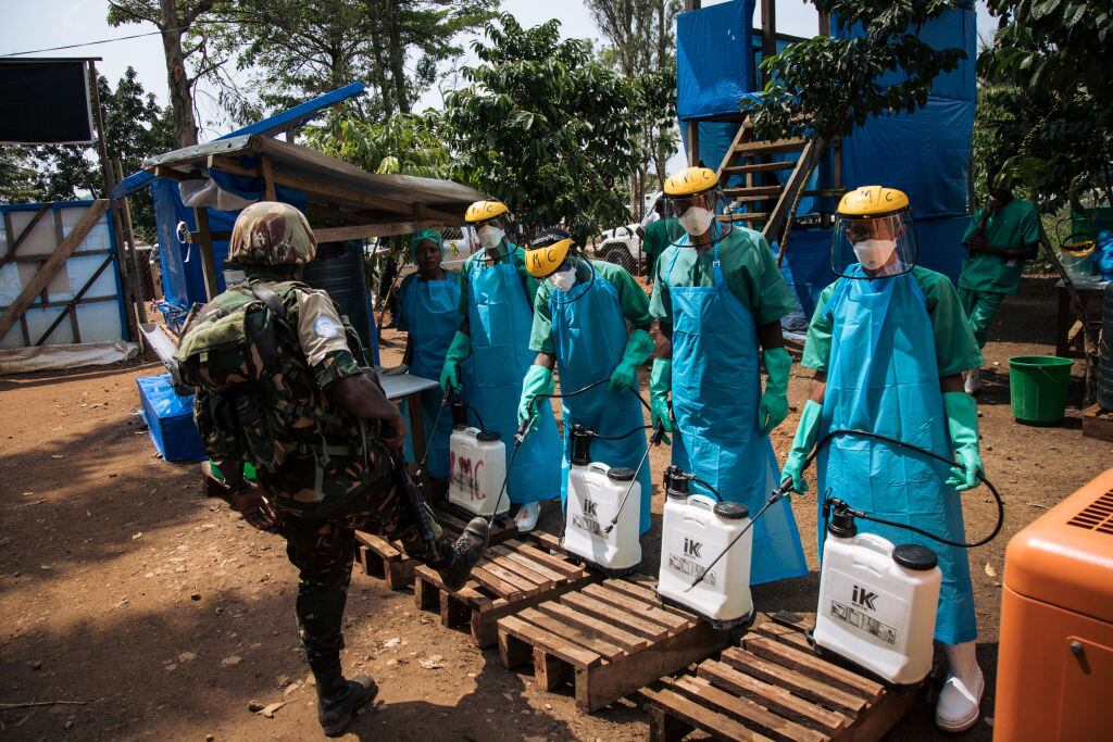 Funcionarios de ONU desinfectan sus ropas en una zona con ébola en el Congo