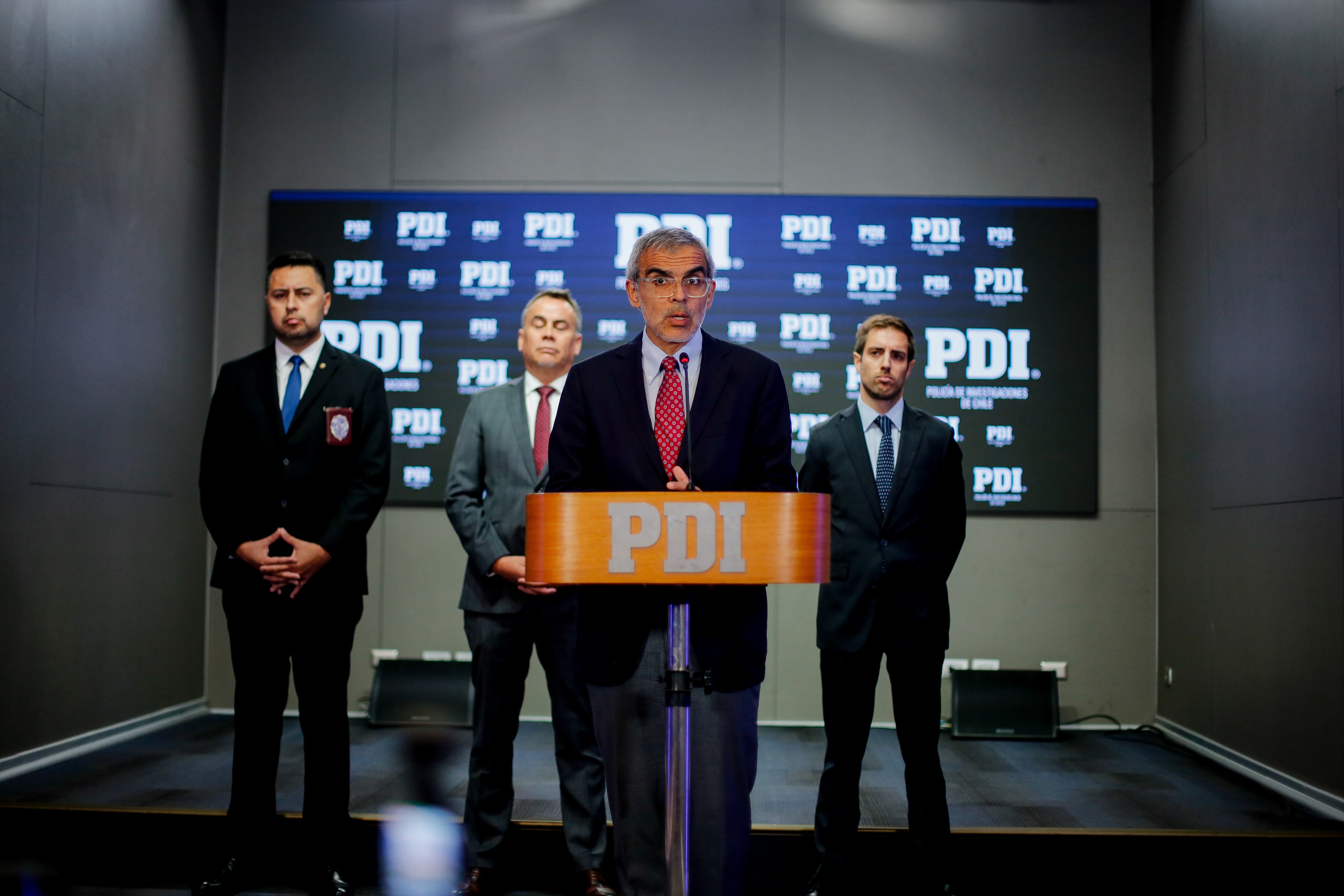 9 de febrero de 2026/SANTIAGOEl Ministro de Seguridad Pública, Luis Cordero se referiere a la detención de 20 integrantes de la banda de crimen transnacional “Los Pulpos”, por los delitos de Extorsión, Asociación Criminal, Lavado de Activos, entre otros.
En la imagen, el ministro Luis Cordero(c), el subprefecto Cristian Sepúlveda(i), el Director General (S) de la PDI, Prefecto General Ricardo Gatica(ci) y el Fiscal Alberto Ríos(d), de la Fiscalía de Análisis Criminal Centro Norte.
FOTO: HANS SCOTT/AGENCIAUNO