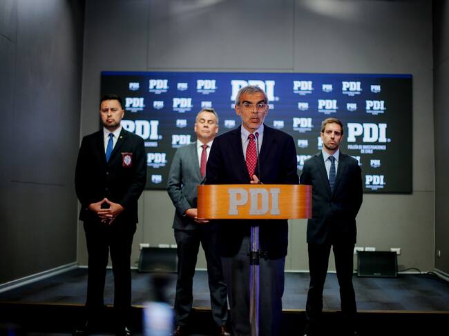 9 de febrero de 2026/SANTIAGO
El Ministro de Seguridad Pública, Luis Cordero se referiere a la detención de 20 integrantes de la banda de crimen transnacional “Los Pulpos”, por los delitos de Extorsión, Asociación Criminal, Lavado de Activos, entre otros.
En la imagen, el ministro Luis Cordero(c), el subprefecto Cristian Sepúlveda(i), el Director General (S) de la PDI, Prefecto General Ricardo Gatica(ci) y el Fiscal Alberto Ríos(d), de la Fiscalía de Análisis Criminal Centro Norte.
FOTO: HANS SCOTT/AGENCIAUNO