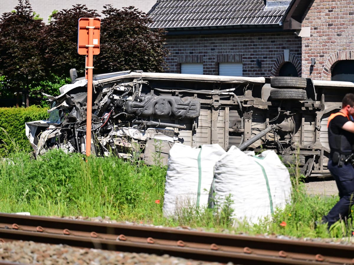 Tragedia en Bélgica: tren impacta a minibús escolar y deja al menos cuatro muertos