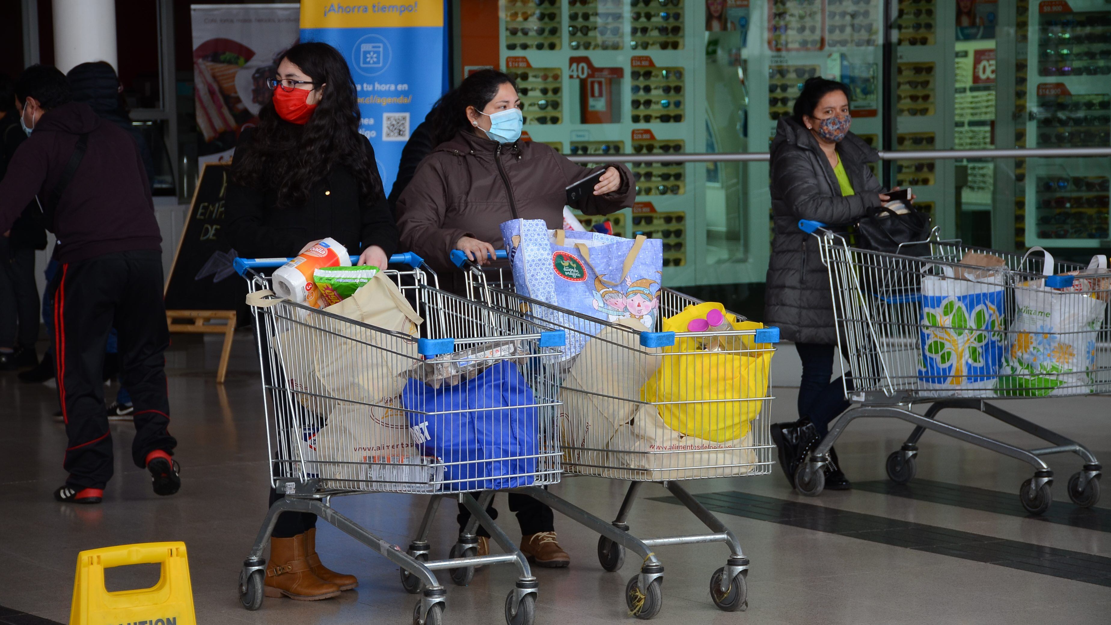26 DE AGOSTO DE 2020/LINARESpersonas en el supermercado despides de que anuncian el ingreso al paso 1 de cuarentena para el viernes 28 de agosto a las 23:00 horas, debido al aumento de contagios por coronavirus en las últimas semanas. 
FOTO: ALEX BELTRAN/AGENCIAUNO