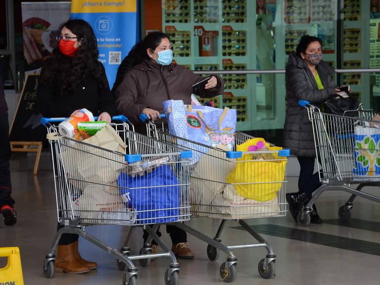 26 DE AGOSTO DE 2020/LINARESpersonas en el supermercado despides de que anuncian el ingreso al paso 1 de cuarentena para el viernes 28 de agosto a las 23:00 horas, debido al aumento de contagios por coronavirus en las últimas semanas.
FOTO: ALEX BELTRAN/AGENCIAUNO