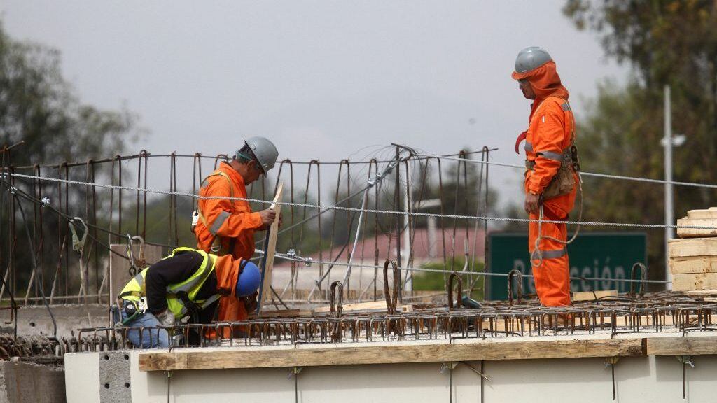 20 de octubre del 2015/SANTIAGOTrabajadores realizan sus funciones, durante la inspeccion a la construccin del Enlace General Velsquez en la comuna de Renca, que permitir conectar la Costanera Norte con Autopista Central.
FOTO: JAVIER SALVO/AGENCIAUNO
