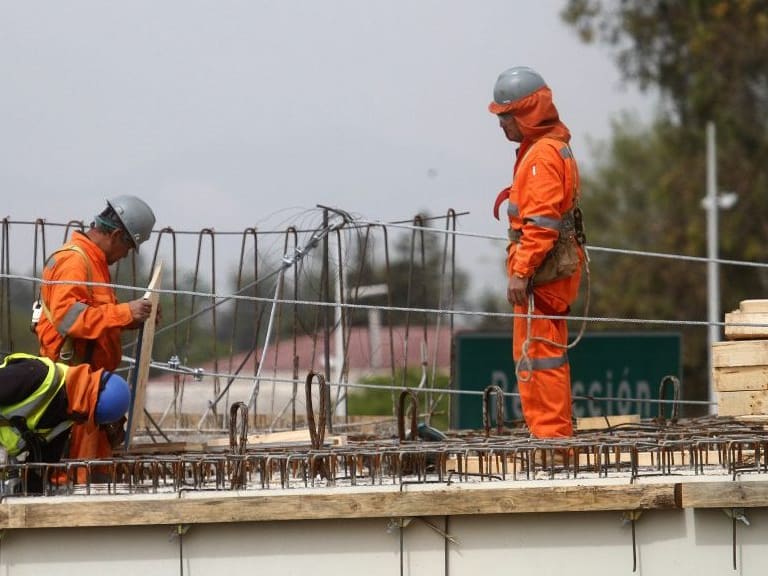20 de octubre del 2015/SANTIAGOTrabajadores realizan sus funciones, durante la inspeccion a la construccin del Enlace General Velsquez en la comuna de Renca, que permitir conectar la Costanera Norte con Autopista Central.
FOTO: JAVIER SALVO/AGENCIAUNO