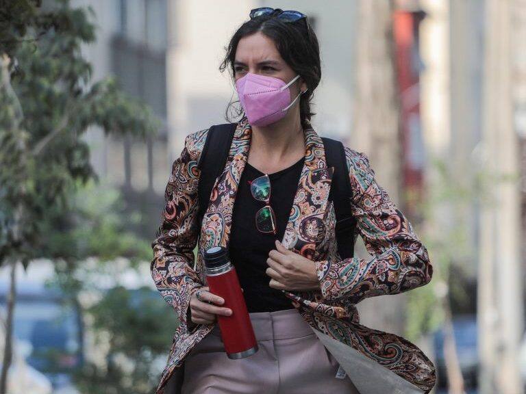 14 de enero del 2022/SANTIAGOCamila Vallejo, durante la llegada al comando del Presidente electo, en Condell 249, en la comuna de Providencia.
FOTO: SEBASTIAN BELTRAN GAETE/AGENCIAUNO