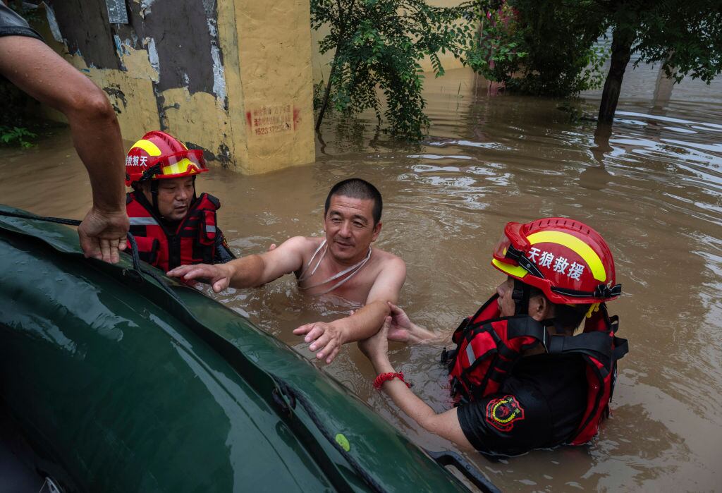 Rescatistas salvan a un hombre en medio del agua en Hebei de China