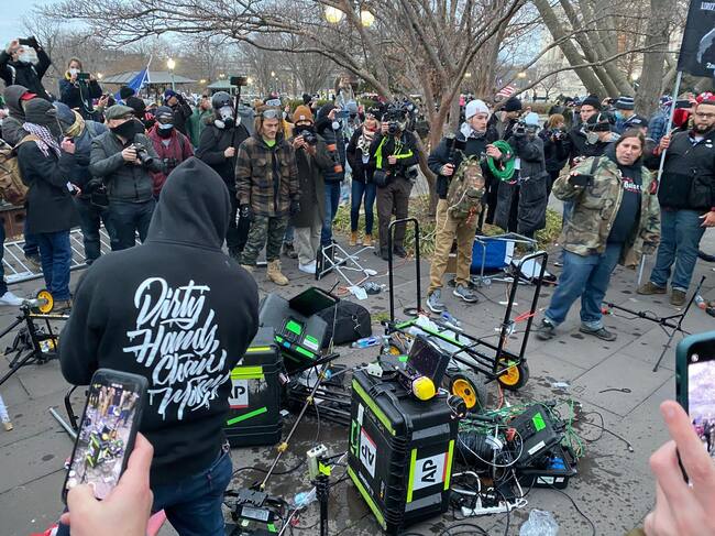 Manifestantes destruyeron equipos de prensa / Getty Images