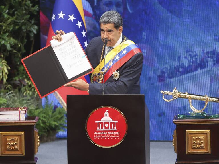 El presidente venezolano Nicolás Maduro da su discurso inicial ante la Asamblea Nacional en la ciudad de Caracas