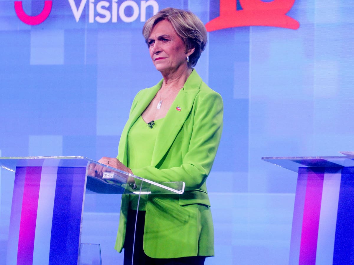 Evelyn Matthei en silencio total: cambia su foto por un fondo rojo y desata teorías en redes sociales