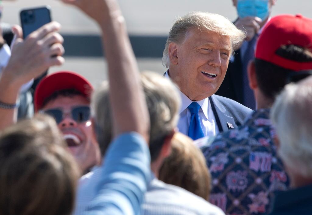 El exgobernante republicano Donald Trump junto a sus fanáticos