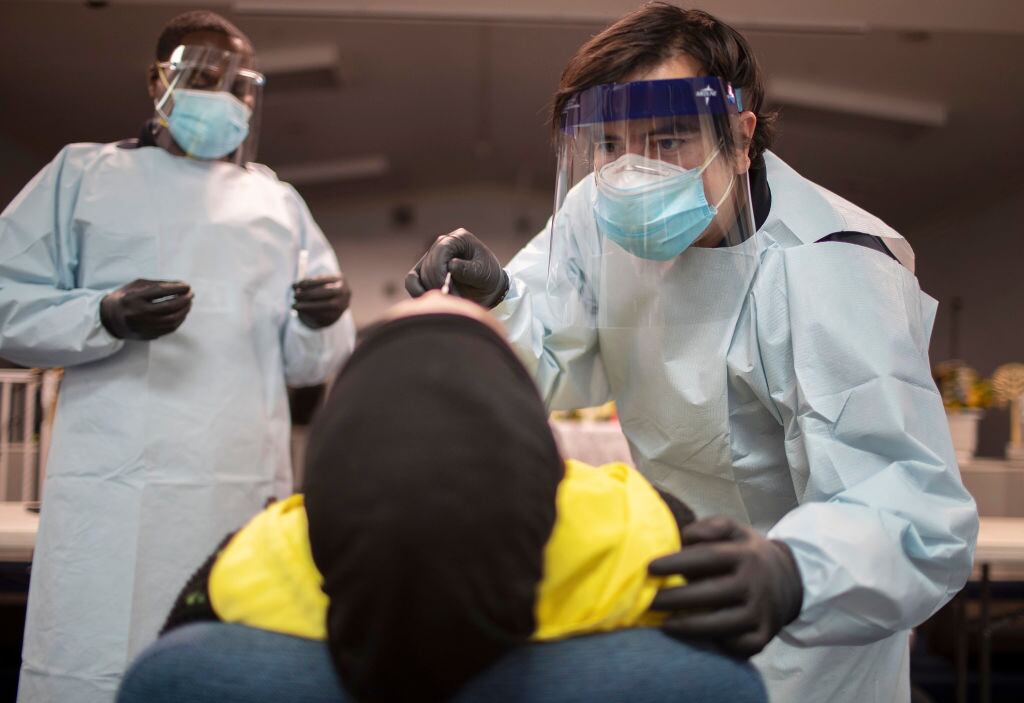 Trabajadores de la salud realizan test del Covid-19 en Florida