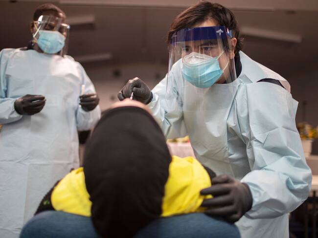 Trabajadores de la salud realizan test del Covid-19 en Florida