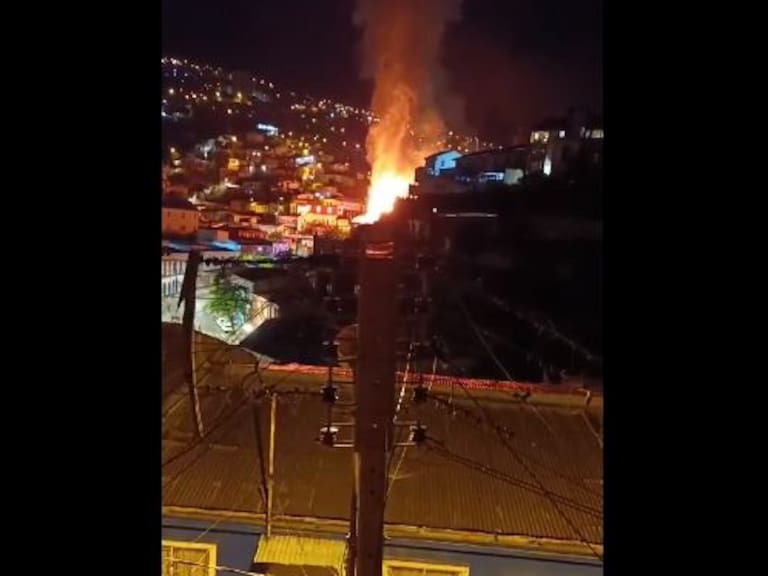 Incendio en cerro Panteón de Valparaíso moviliza a bomberos y deja al menos un fallecido y un herido grave