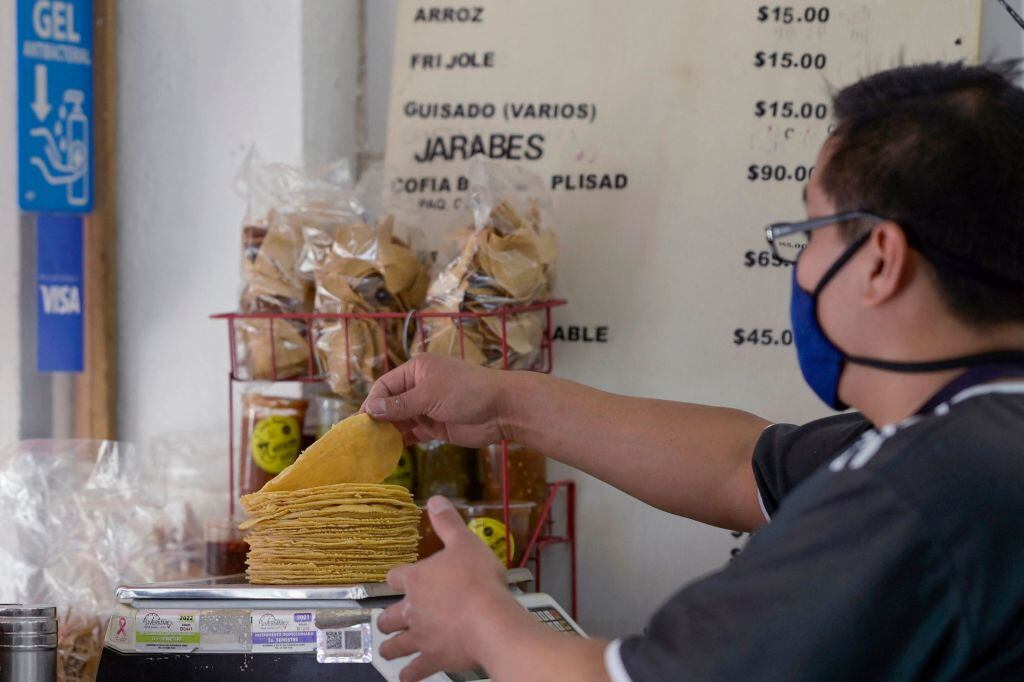 Trabajador prepara una comida en una tortilla en la Ciudad de México