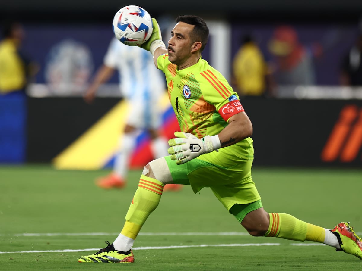 Claudio Bravo no se cierra a seguir compitiendo y fustigó la labor del VAR en Copa América: “Tienen que tener una sanción muy drástica”