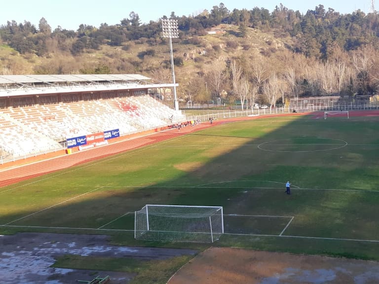 Municipalidad de Curicó se querella por el estado de la cancha en el estadio La Granja