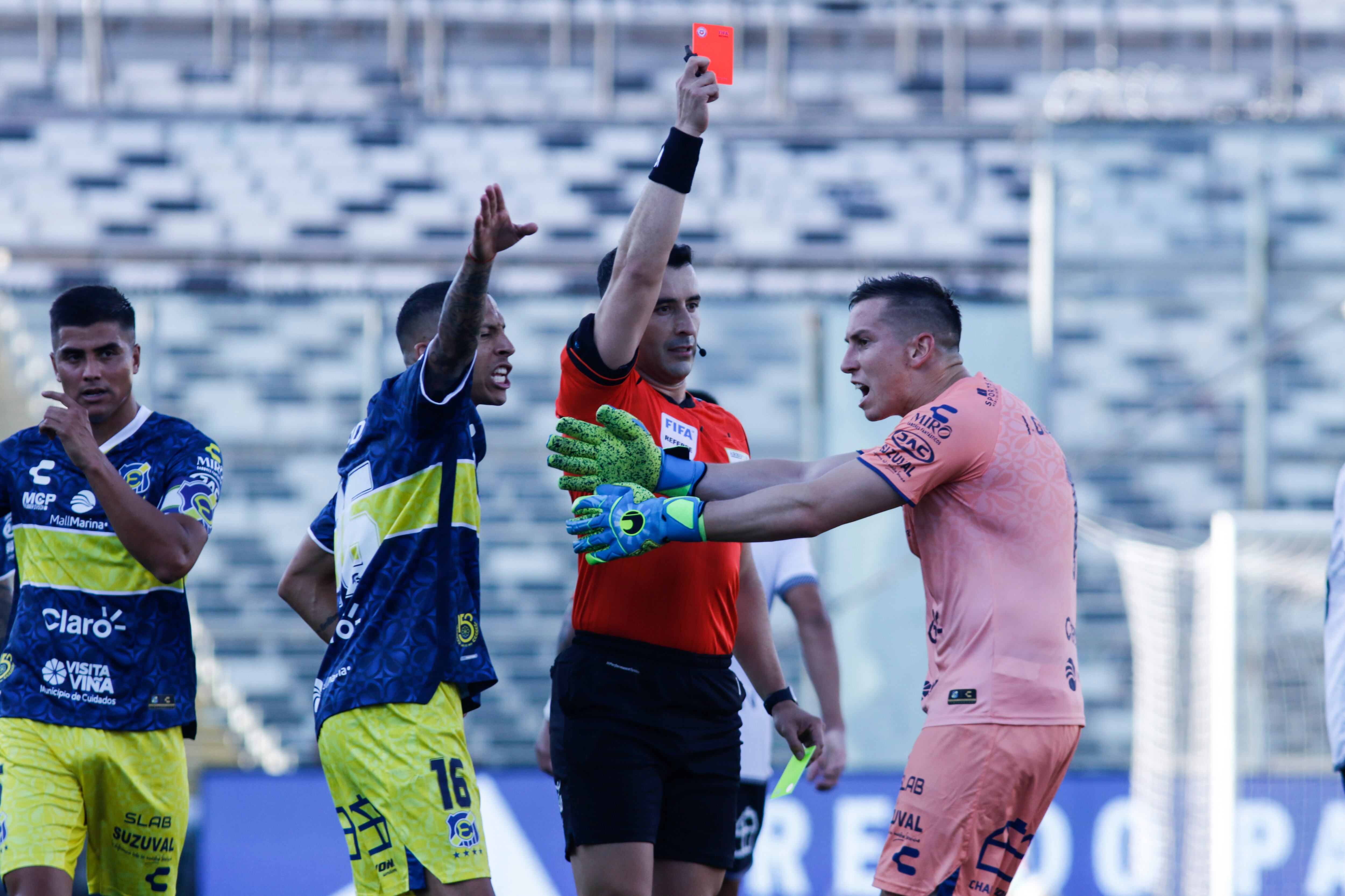 Fernando Véjar le mostró cartulina roja al portero de Everton el pasado sábado en Macul | Agencia Uno