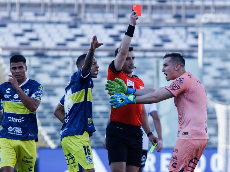 Fernando Véjar le mostró cartulina roja al portero de Everton el pasado sábado en Macul | Agencia Uno