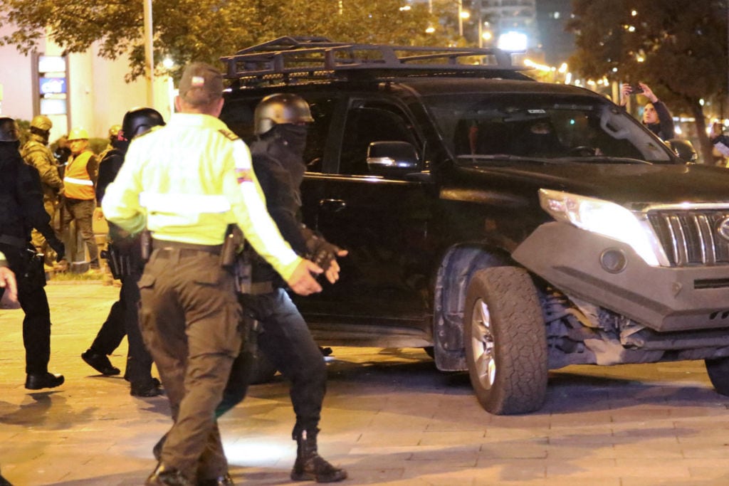 Las fuerzas de seguridad de Ecuador capturan al exvicepresidente Jorge Glas, luego de invadir la embajada de México y desconocer su calidad de refugiado.
