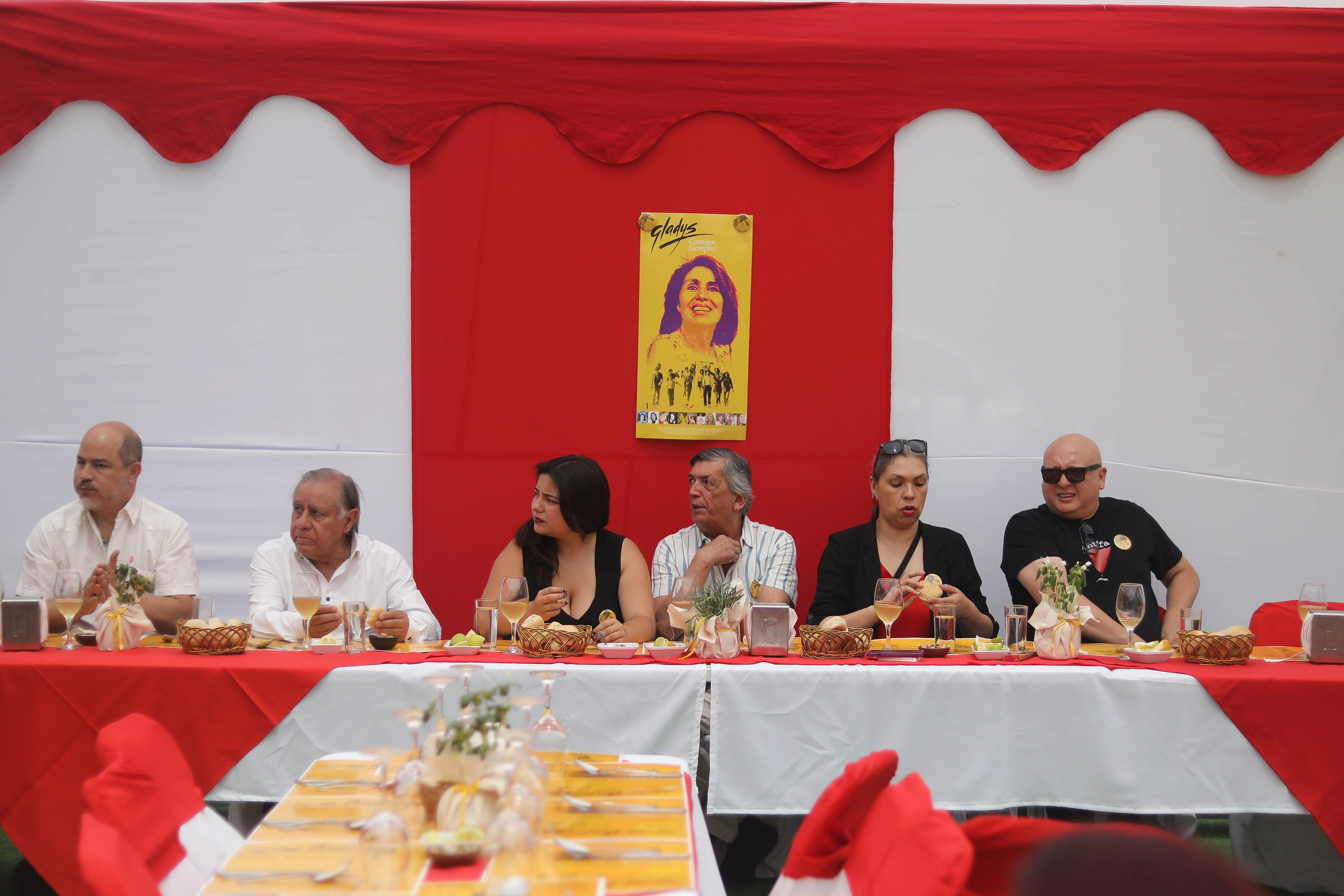 1 de enero de 2026 / SANTIAGO
El Partido Comunista, realiza su tradicional Caldillo de Congrio en la comuna de La Reina, en el primer dia del año. En la imagen, Lautaro Carmona y su mesa directiva.
FOTO: SEBASTIAN BELTRAN GAETE / AGENCIAUNO