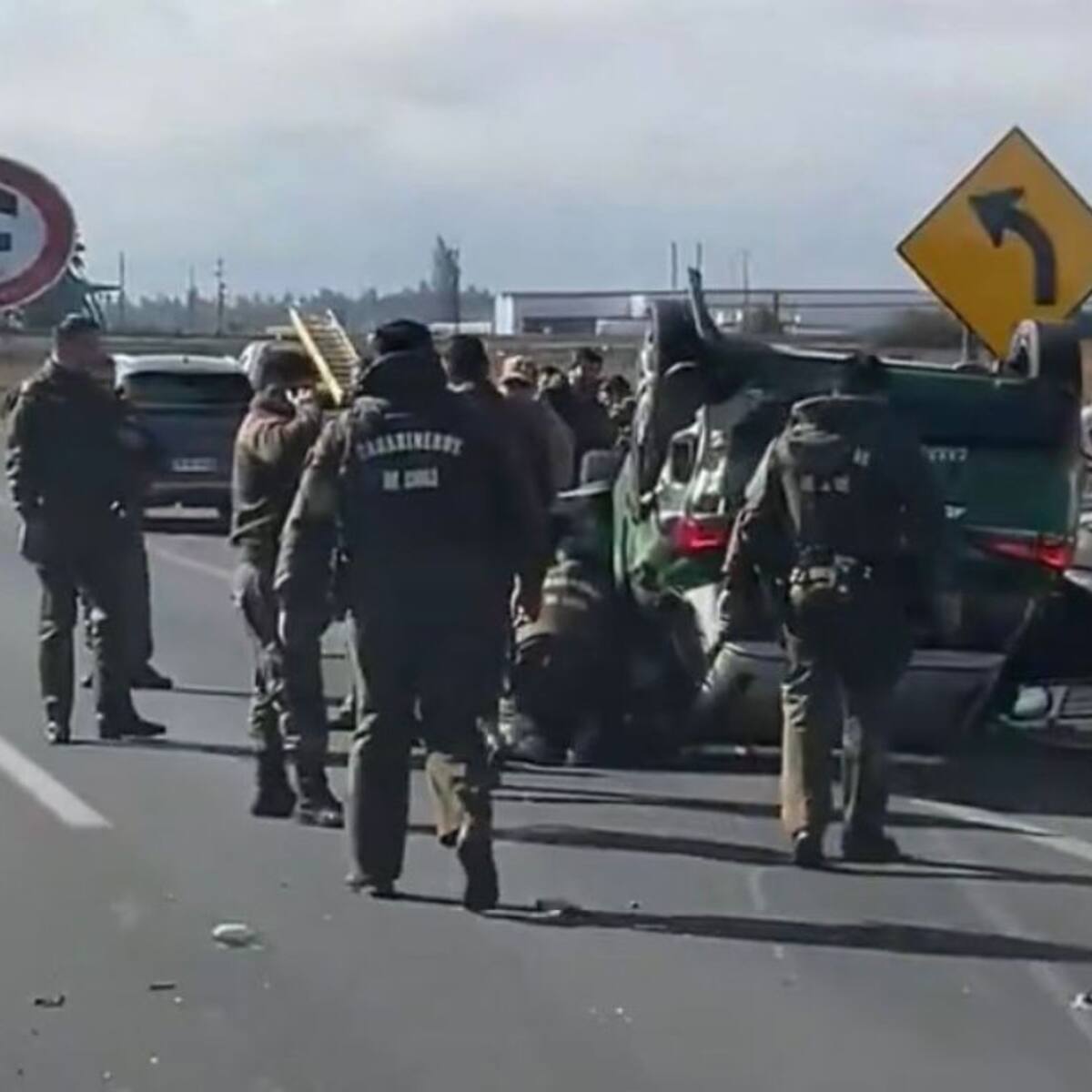 Furgón de Carabineros vuelca durante operativo por robo en San Fernando: hay cuatro detenidos