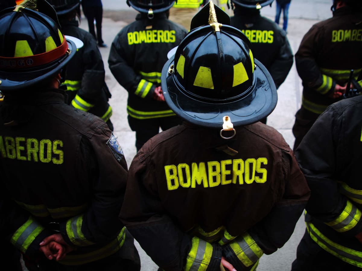 Nueva agresión contra bomberos en el Biobío: tres voluntarios fueron atacados mientras auxiliaban a conductor