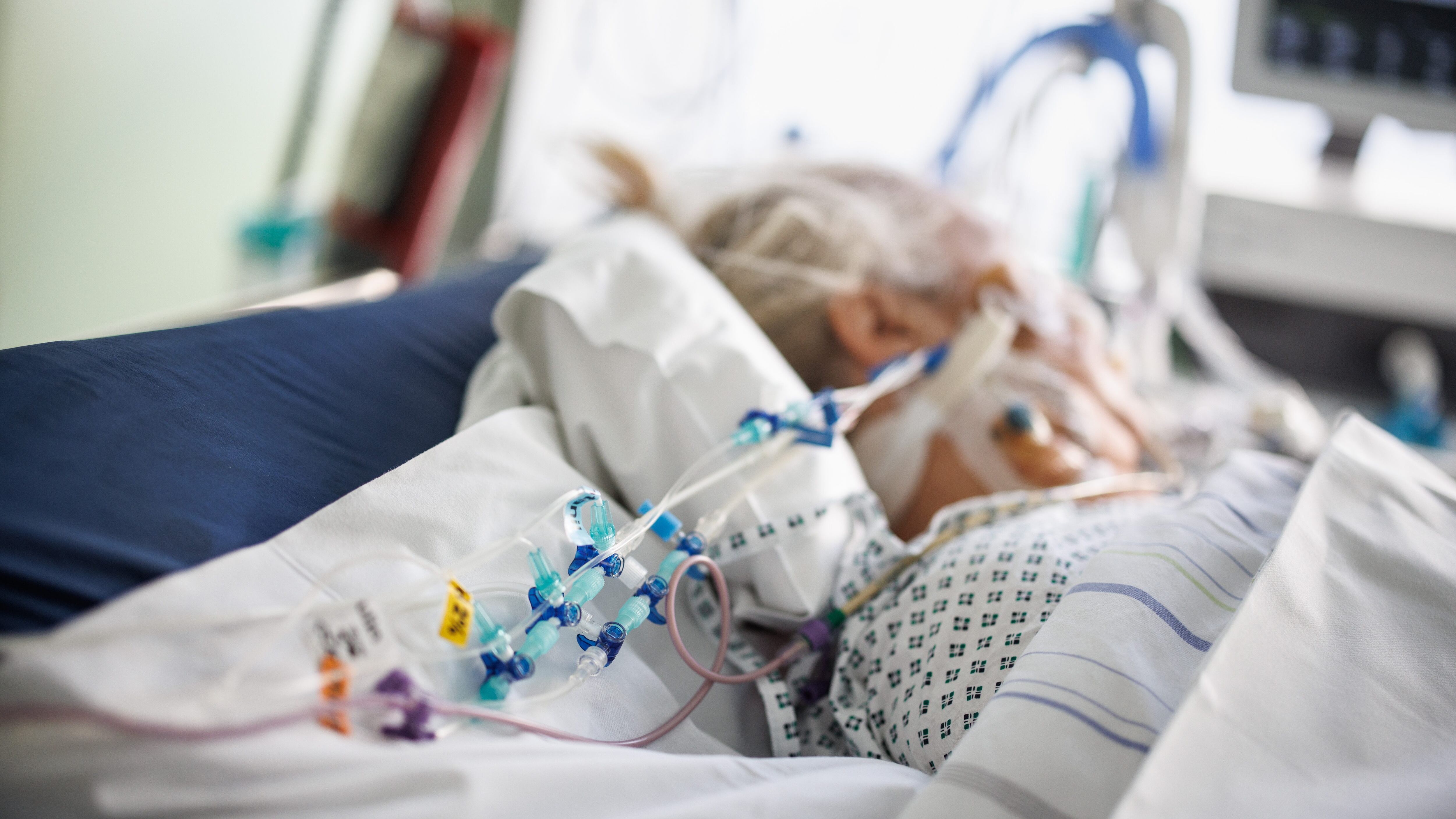 19 November 2021, Bavaria, Gauting: Infusion tubes are seen at the bedside of an intubated Corona patient in an intensive care room at the Asklepios Clinic Photo: Matthias Balk/dpa (Photo by Matthias Balk/picture alliance via Getty Images)