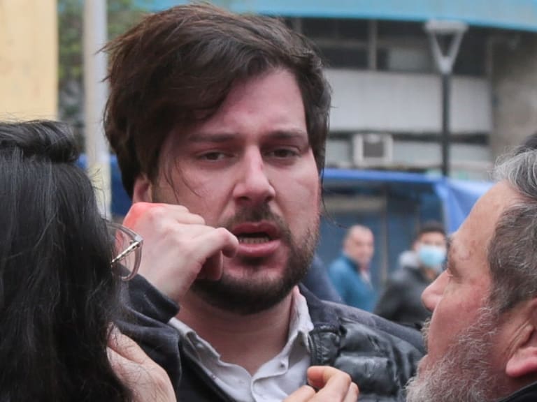 Tras agresión: Simón Boric llama a «no abdicar los espacios de diálogo ni cedérselos a la gente violenta”