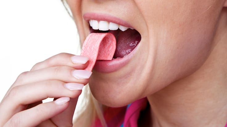¿Se queda 7 años en el estómago? Esto pasa cuando te tragas un chicle, según expertos