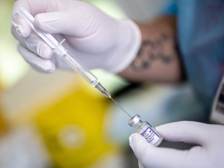 Un trabajador de la salud prepara una vacuna contra el Covid-19 en Múnich