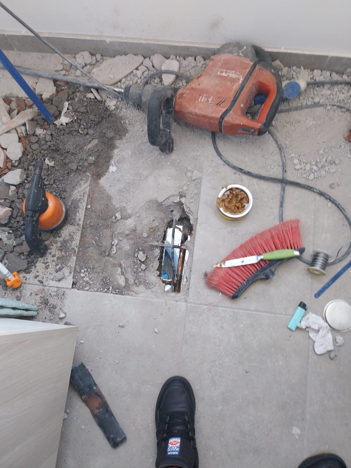 Vecinos de Las Condes denuncian graves inundaciones en edificio social tras fuertes lluvias