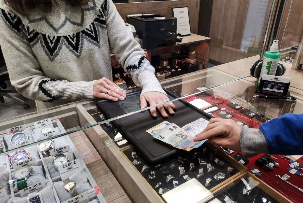 Recibe dinero tras entregar un bien en una casa de empeño en Alemania