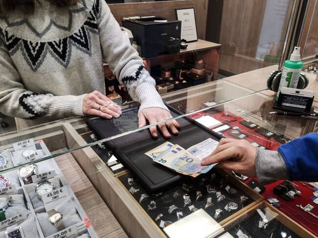 Recibe dinero tras entregar un bien en una casa de empeño en Alemania