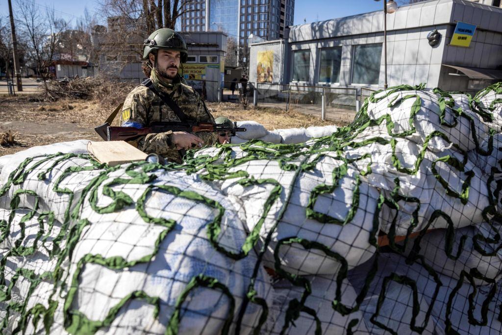 Un militar ucraniano mantiene su puesto de vigilancia en Kiev