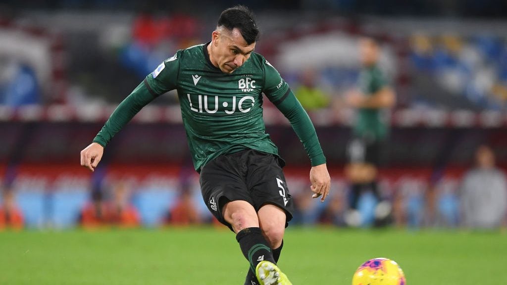 NAPLES, ITALY - DECEMBER 01: Gary Medel of Bologna FC during the Serie A match between SSC Napoli and Bologna FC at Stadio San Paolo on December 01, 2019 in Naples, Italy. (Photo by Francesco Pecoraro/Getty Images)